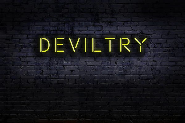 Geceleri duvarda neon levhası var. Yazıt şeytanlığı