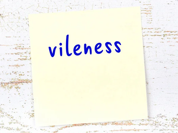 Tahta duvardaki sarı yapışkan notta el yazısıyla yazılmış iğrençlik var.