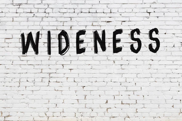 Yazı genişliği beyaz tuğla duvara siyah boya ile yazılmış..