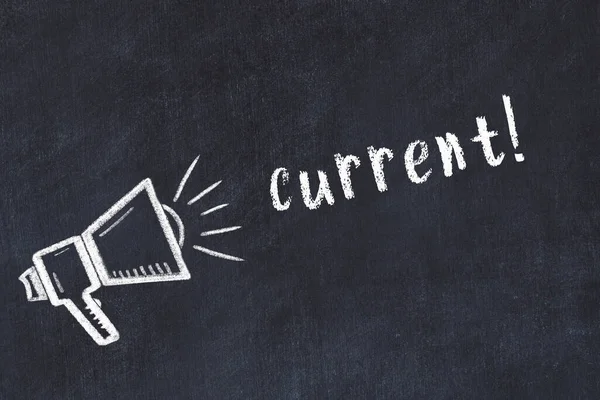 Hoparlörün tebeşir çizimi ve siyah masanın üzerine el yazısıyla yazılmış yazı akımı