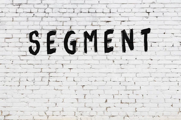 Üzerinde siyah boya olan beyaz tuğla bir duvar.