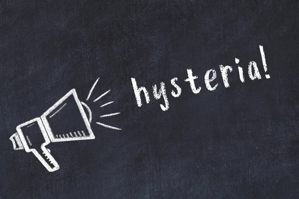 Hoparlörün tebeşir çizimi ve siyah masanın üzerine el yazısıyla yazılmış histeri.