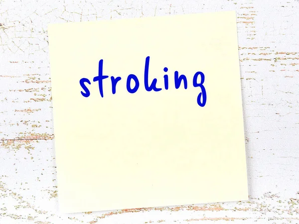 Tahta duvardaki sarı yapışkan notta elle yazılmış bir yazı var.