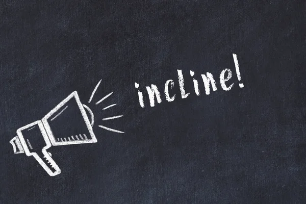 Hoparlörlerin tebeşir çizimi ve siyah masaya el yazısıyla yazılmış yazması.