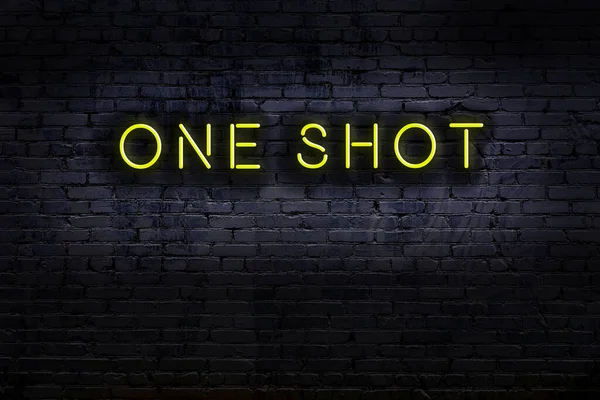 Geceleri duvarda neon levhası var. Yazı bir kare.