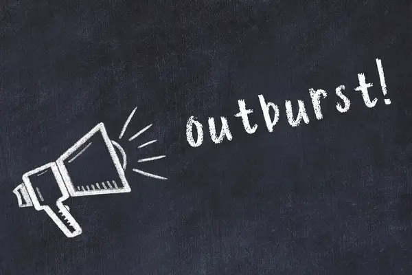 Hoparlörlerin tebeşir çizimi ve siyah masanın üzerine el yazısıyla yazılmış yazılar.