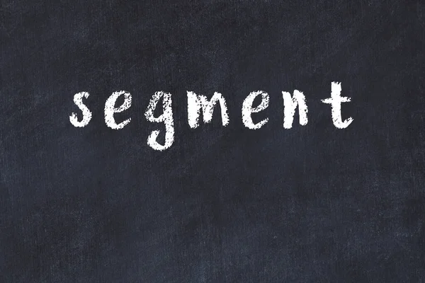 Siyah masadaki tebeşir elle yazılmış yazı bölümü