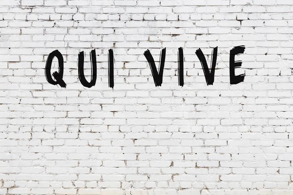 Λευκό Τούβλο Τοίχο Επιγραφή Qui Vive Χειρόγραφη Μαύρο Χρώμα — Φωτογραφία Αρχείου