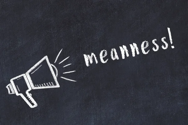 Hoparlörlerin tebeşir çizimi ve siyah masanın üzerine el yazısıyla yazılmış kabalık.