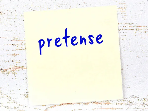 Rol yapmayı hatırlatma anlayışı. Tahta duvarda üzerinde yazı olan sarı yapışkan kağıt.