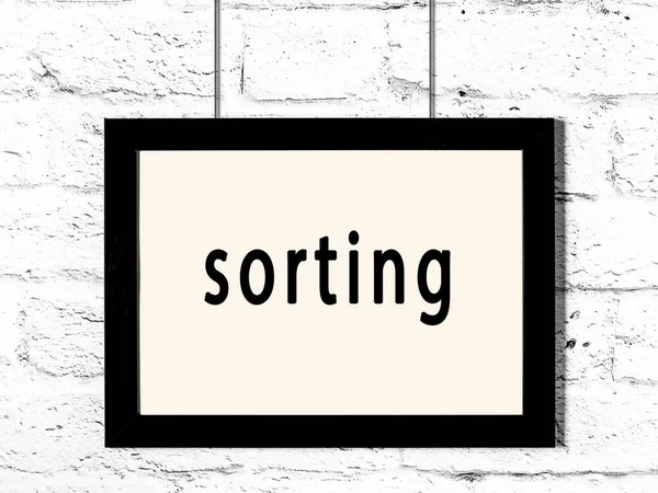 Beyaz tuğla duvara asılmış siyah ahşap çerçeve. 