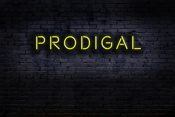 Duvara yazı kazınmış neon levhası. Gece görünümü