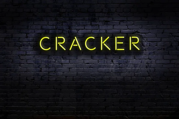 Geceleri duvarda neon levhası var. Yazı Krakeri