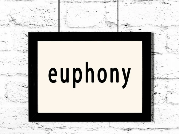 Beyaz tuğla duvara asılı siyah ahşap çerçeve. 