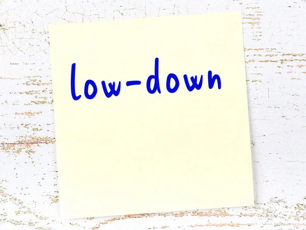 Düşük kalite hakkında hatırlatma kavramı. Tahta duvarda üzerinde yazı olan sarı yapışkan kağıt.