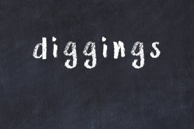 Siyah masadaki tebeşir elle yazılmış kazılar