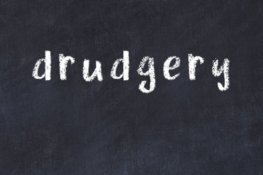 Siyah masaya elle yazılmış tebeşir angaryası.