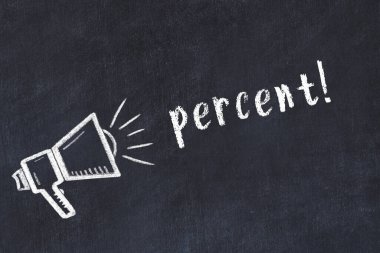 Hoparlörlerin tebeşir çizimi ve yazı yüzdesi siyah masanın üzerine.