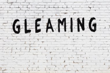 Yazılı beyaz tuğla duvar. Siyah boyalı el yazısı.