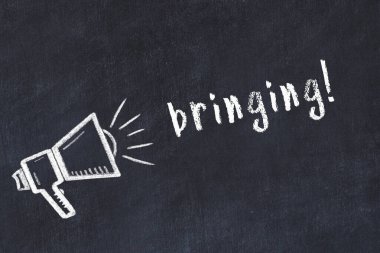 Hoparlörün tebeşir çizimi ve siyah masaya el yazısıyla yazılmış yazı getirmek