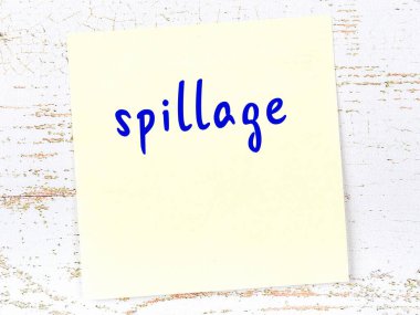 Tahta duvardaki sarı yapışkan notta el yazısı dökülmüş.