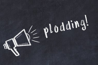 Hoparlör çizimi ve yazıtlarla dolu siyah karatahta.