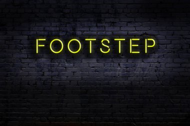 Geceleri duvarda neon levhası var. Yazıt ayak izleri