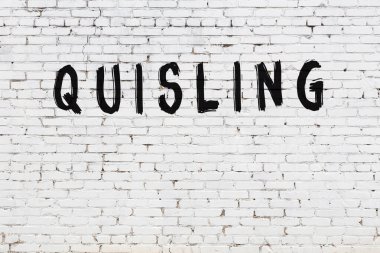 Beyaz tuğla duvara siyah boya ile yazılmış yazılar..