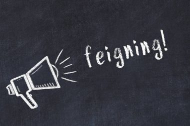 Hoparlör çizimli siyah karatahta ve sahte yazı.