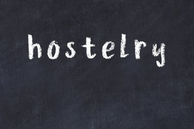 Siyah masadaki tebeşir el yazısıyla yazılmış pansiyon.