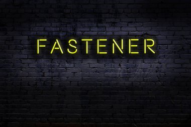 Duvara yazı yapıştırıcı yapıştırılmış neon levhası. Gece görünümü