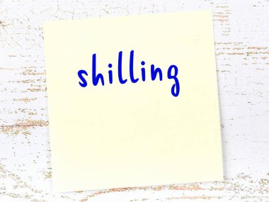 Şilinle ilgili hatırlatma kavramı. Tahta duvarda üzerinde yazı olan sarı yapışkan kağıt.