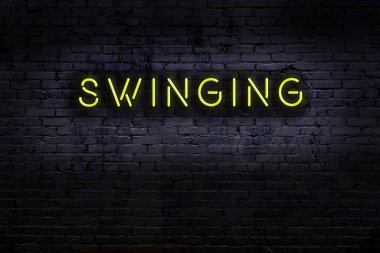 Geceleri duvarda neon levhası var. Yazı sallaması