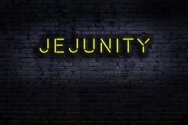 Geceleri duvarda neon levhası var. Yazıt yahudiliği