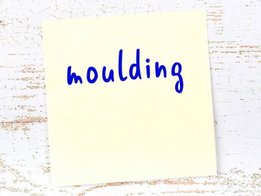 Küf konusunda hatırlatma kavramı. Tahta duvarda üzerinde yazı olan sarı yapışkan kağıt.