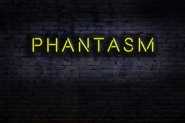 Geceleri duvarda neon levhası var. Yazı hayaleti