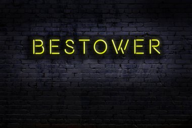 Duvara yazı yazan neon levhası. Gece görünümü