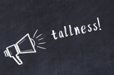 Hoparlörün tebeşir çizimi ve siyah masanın üzerine el yazısıyla yazılmış yazı uzunluğu