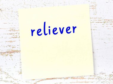 Yedeği hatırlatma kavramı. Tahta duvarda üzerinde yazı olan sarı yapışkan kağıt.