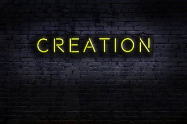 Duvara yazı kazınmış neon tabela. Gece görünümü