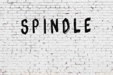 Yazılı beyaz tuğla duvar. Siyah boyalı el yazısı.