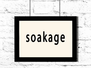 Beyaz tuğla duvara asılı siyah ahşap çerçeve. 