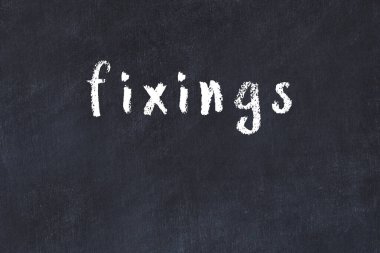 Üzerinde el yazısı düzeltmeleri olan üniversite yazı tahtası.