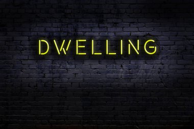 Duvarda yazı yazan neon tabela. Gece görünümü