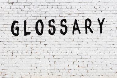 Siyah boyalı el yazısıyla yazılı beyaz tuğla duvar.