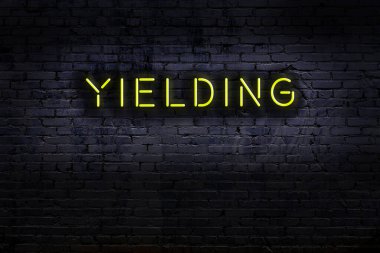 Geceleri duvarda neon levhası var. Yazıt verimi