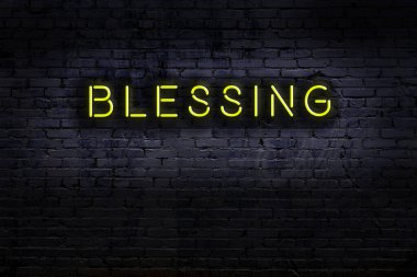 Geceleri duvarda neon levhası var. Yazıt kutsaması