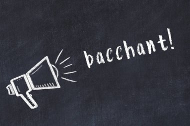 Hoparlör ve yazıt bakterisi çizilmiş siyah karatahta