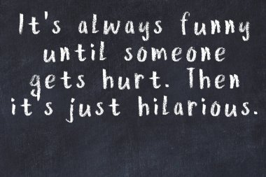 Siyah masa üzerine tebeşirle yazılmış zekice bir söz.