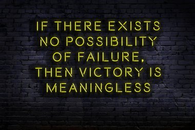 Tuğla duvardaki bilgece alıntıların neon yazıları üzerine gece görüşü